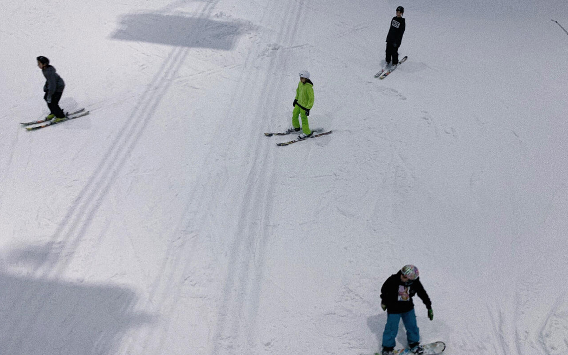Focusun ski slope design for indoor ski resorts, optimizing slope layout, skiing areas, and snowmaking system integration.