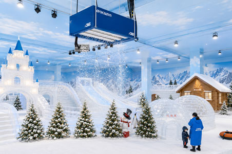 Scenery snow falling machine creating realistic artificial snow effects for snow theme parks, indoor attractions, winter events, and entertainment venues.