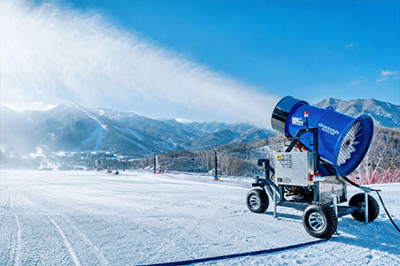 Snow cannon with advanced snowmaking technology for ski resorts, snow parks, and artificial snow production.