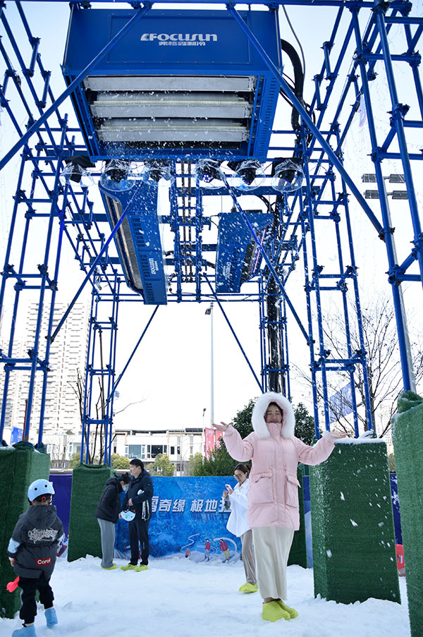 Outdoor snow landscape enhanced with artificial snowfall for theme parks, commercial venues, and seasonal winter events.
